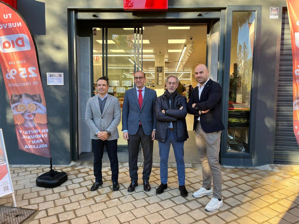 Inauguración del nuevo supermercado en la calle María Auxiliadora.