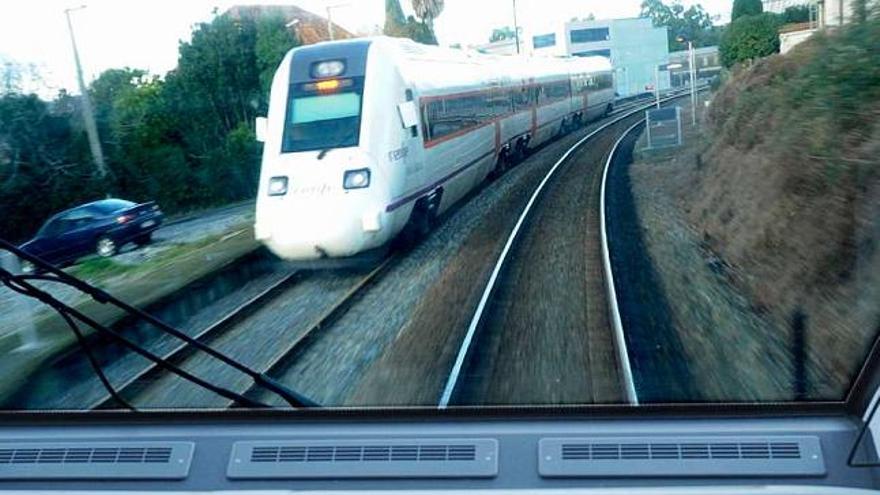 Interior de la cabina de un R-598, entre Vigo y A Coruña, a su paso por Catoira. / carlos pardellas