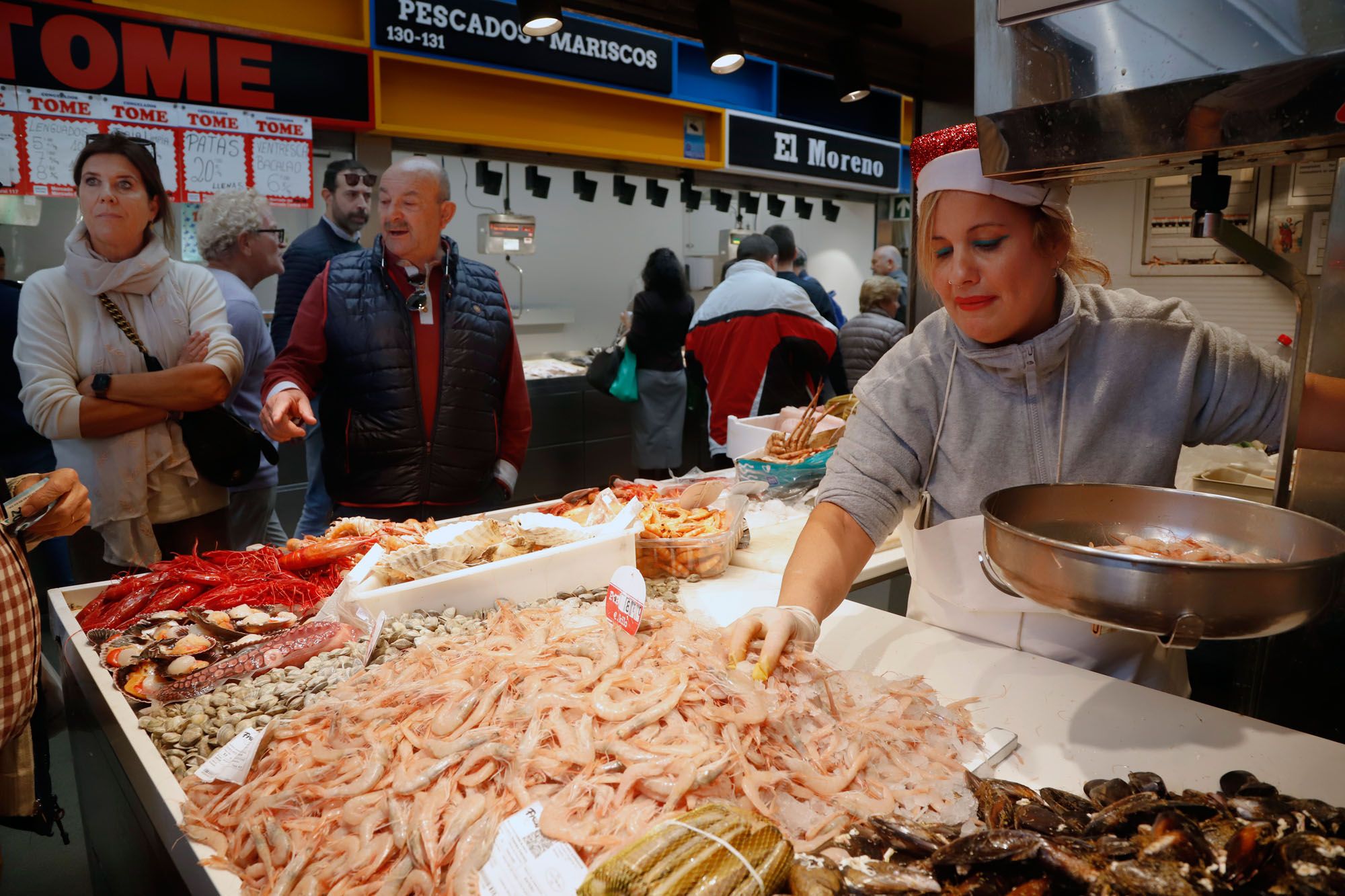 Compras navideñas en el mercado de Atarazanas.