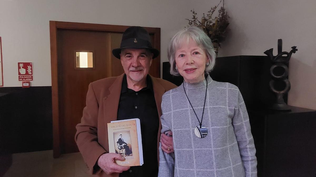 Rafa Lorenzo y Ana Cristina Tolivar antes del inicio del acto, en Tineo.
