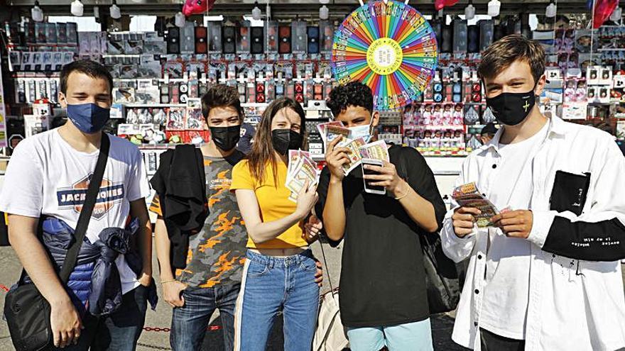 Ricardo Sánchez, Sergio Díaz, Cristina Chicano, Museth Hernández y Pelayo Llamazares, con boletos de la tómbola. 