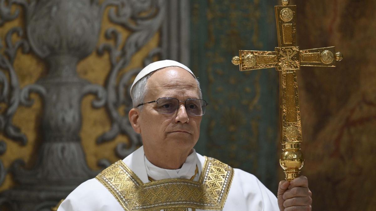 Ciudad del Vaticano (Estado de la Ciudad del Vaticano (Santa Sede)), 09/05/2025.- Una imagen proporcionada por los medios de comunicación del Vaticano muestra al Papa León XIV celebrando la Misa con los Cardenales electores en la Capilla Sixtina en la Ciudad del Vaticano, el 09 de mayo de 2025.