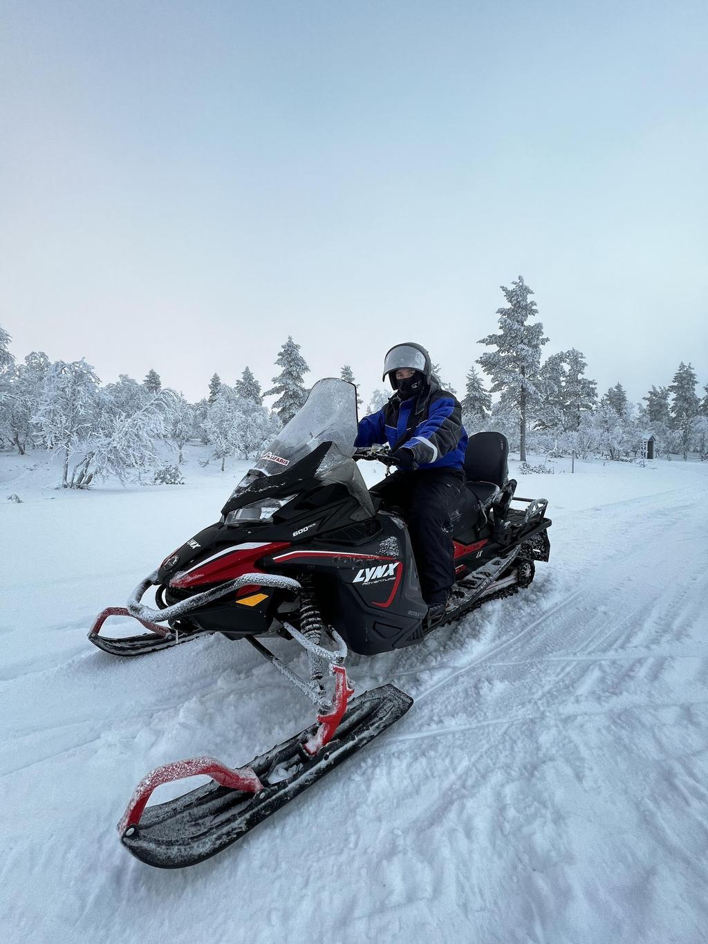 Las motos de nieve son una de las actividades estrella