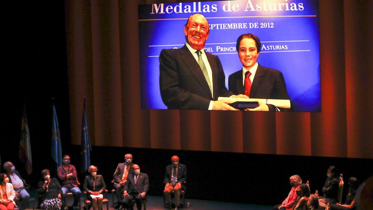 Entrega de honores y distinciones de Gijón en el teatro Jovellanos