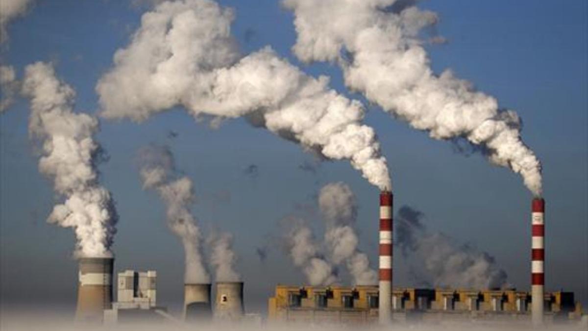 Una imagen de las chimeneas de la planta de carbón de Belchatow (Polonia), la más grande de Europa.