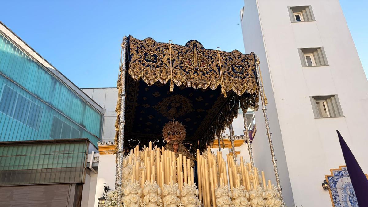 Vídeo | La Virgen de Guadalupe de la Hermandad de las Aguas sale ya de la Capilla del Rosario