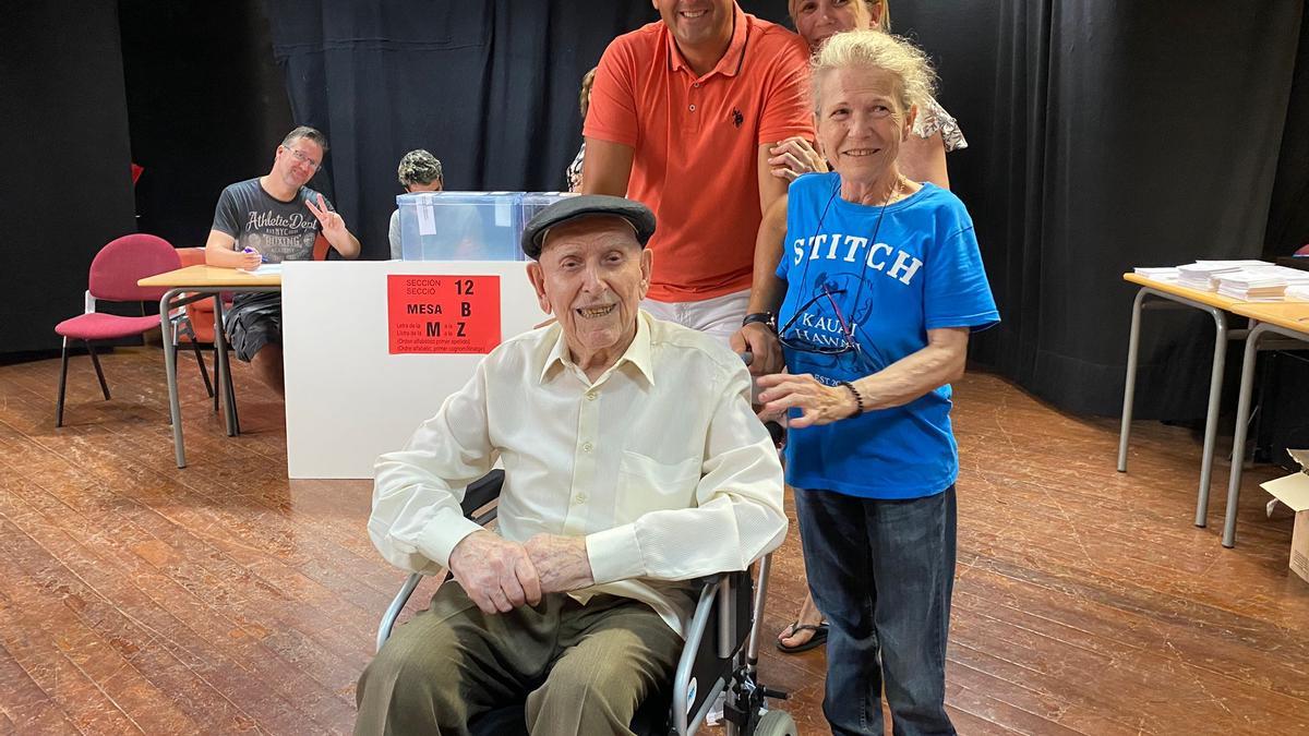 Dionisio con su familia en Can Ventosa, después de votar