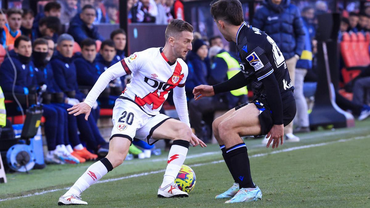 Balliu, en una acción en un partido del Rayo Vallecano