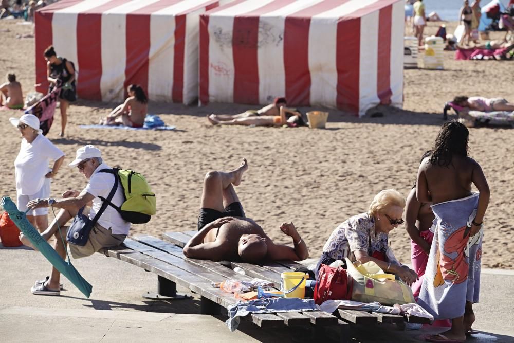 Bañistas en la playa de Poniente