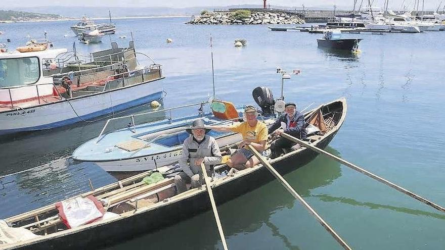 Tres tripulantes del proyecto &quot;Camino by sea&quot;, con un bote tradicional irlandés en Pedras Negras. // Muñiz