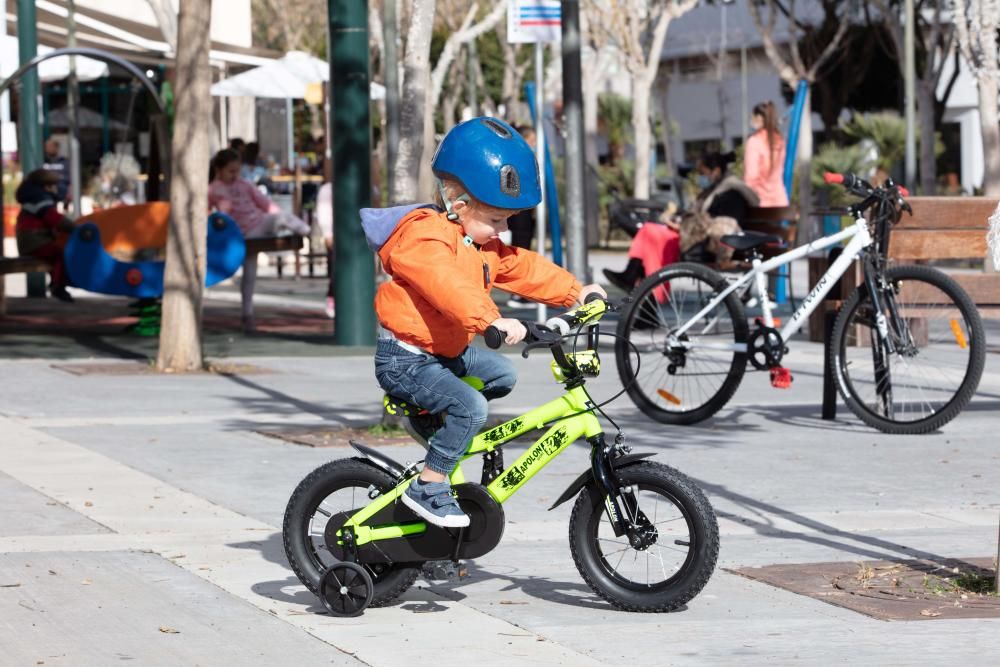 Los parques infantiles de Ibiza, como el del bulevar Abel Matutes, acogen a decena de niños que acuden para estrenar sus nuevos juguetes