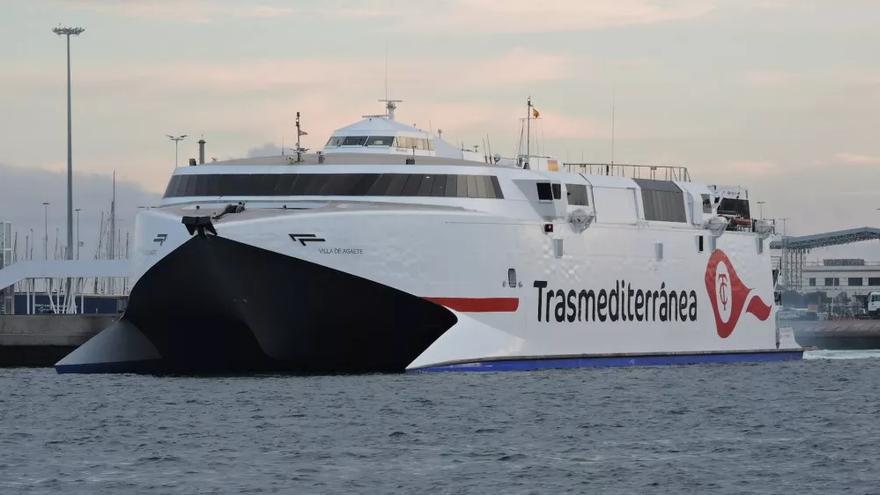 Un catamarán de Armas colisiona contra el muelle de Morro Jable en Fuerteventura