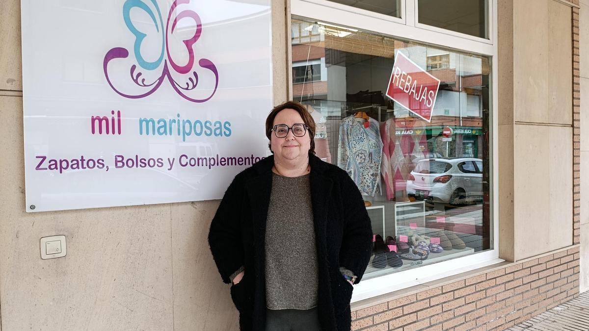 Vicky García, propietaria de la tienda Mil Mariposas, en Lugo de Llanera.