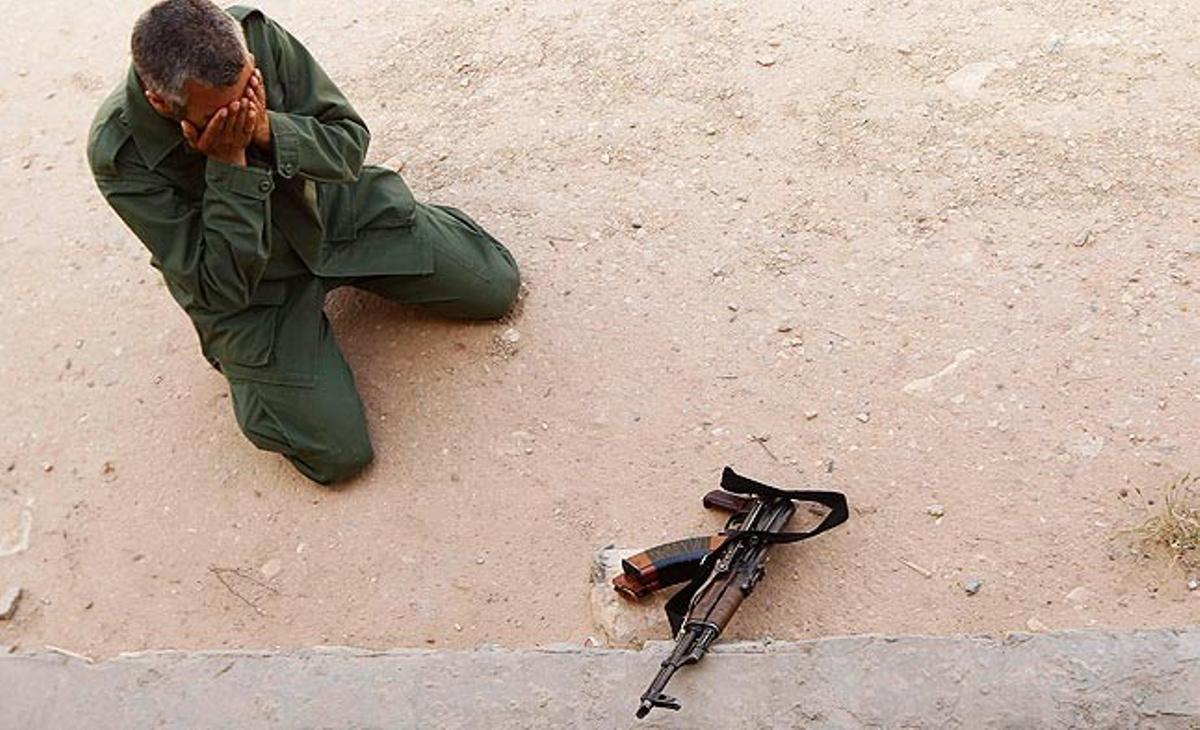 Un home resa aquest dimecres amb el seu fusell a la població de Kalaa (Líbia), que va ser presa pels rebels a principis d’aquesta setmana i després bombardejada per les tropes de Gaddafi.