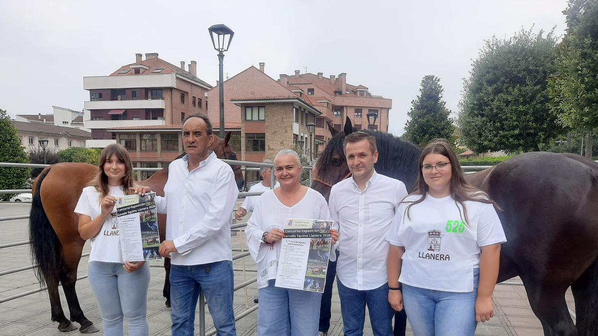 Por la izquierda, Belén López, Eliseo López, Eva María Pérez, David del Pozo y Andrea Pérez en la presentación del certamen