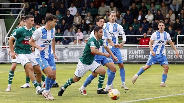 David Añón intenta conducir el balón rodeado de jugadores del Atlético Baleares, ayer en O Vao. | MARTA G. BREA