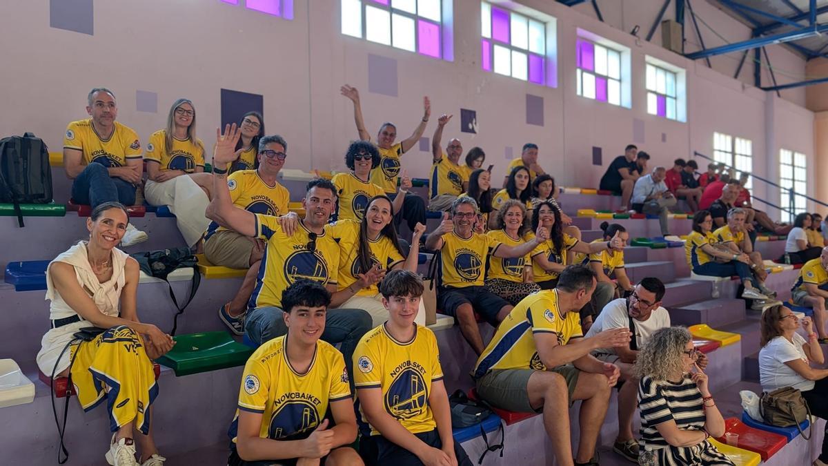 Familiares de los jugadores, en la grada.