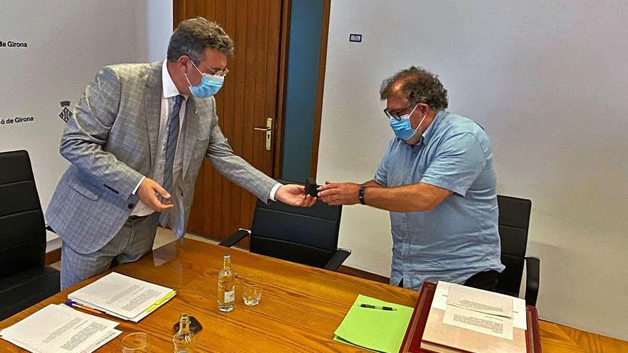 Miquel Noguer amb el nou diputat Lluís Amat.  | DIPUTACIÓ DE GIRONA