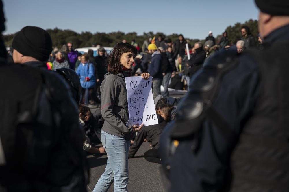 Una acció del Tsunami Democràtic talla l'AP-7 a la Jonquera