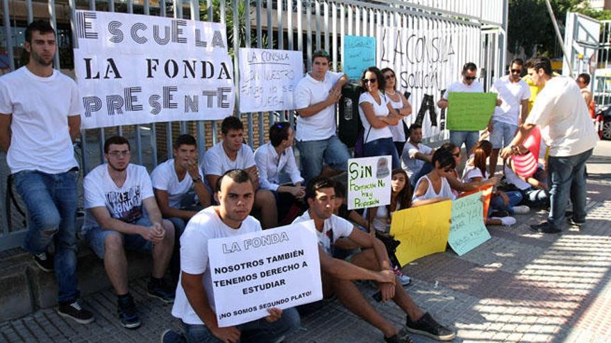 Protesta de alumnos de La Fonda y La Cónsula, ante Educación.