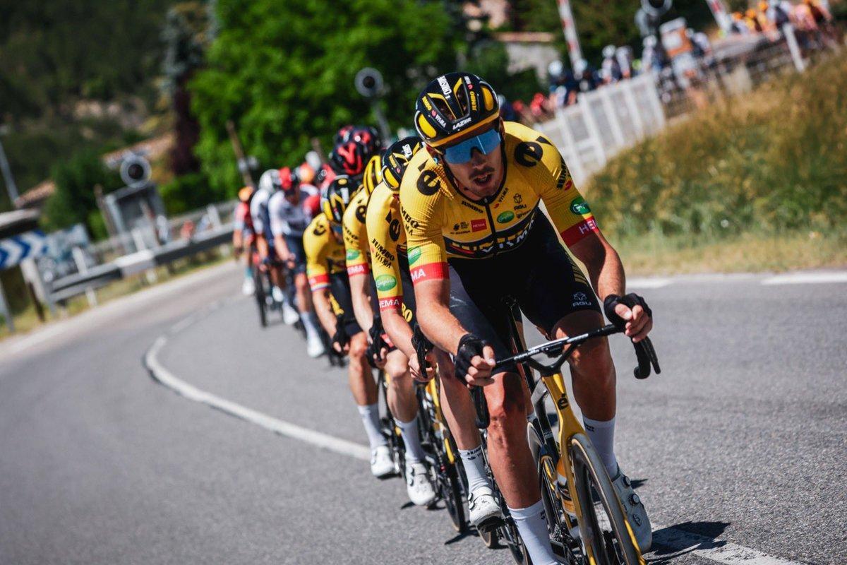 El equipo Jumbo tira del pelotón durante la sexta etapa del Dauphiné. El equipo Jumbo tira del pelotón durante la sexta etapa del Dauphiné.