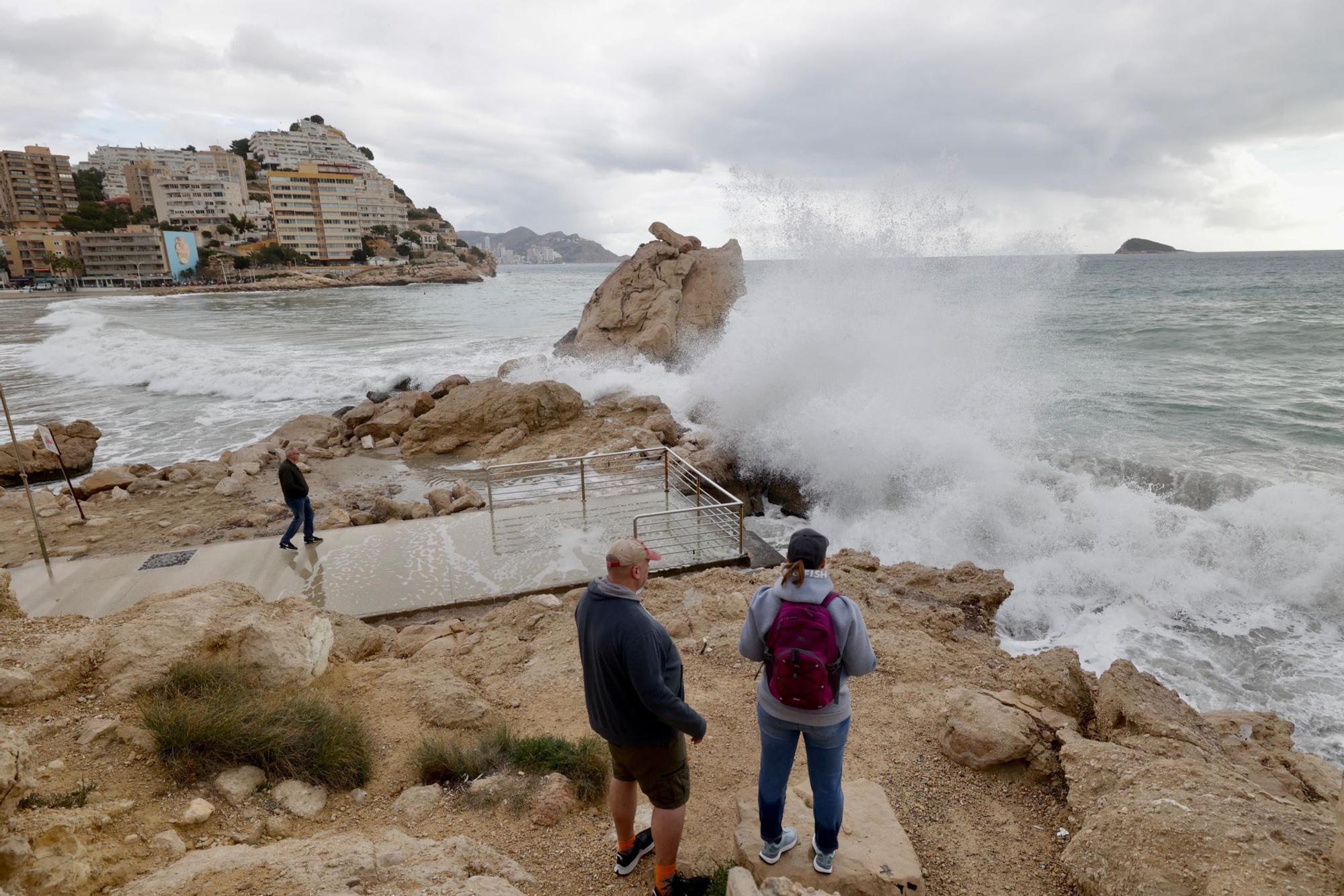 El temporal de Isaack golpea la playa del Postiguet y la Albufereta