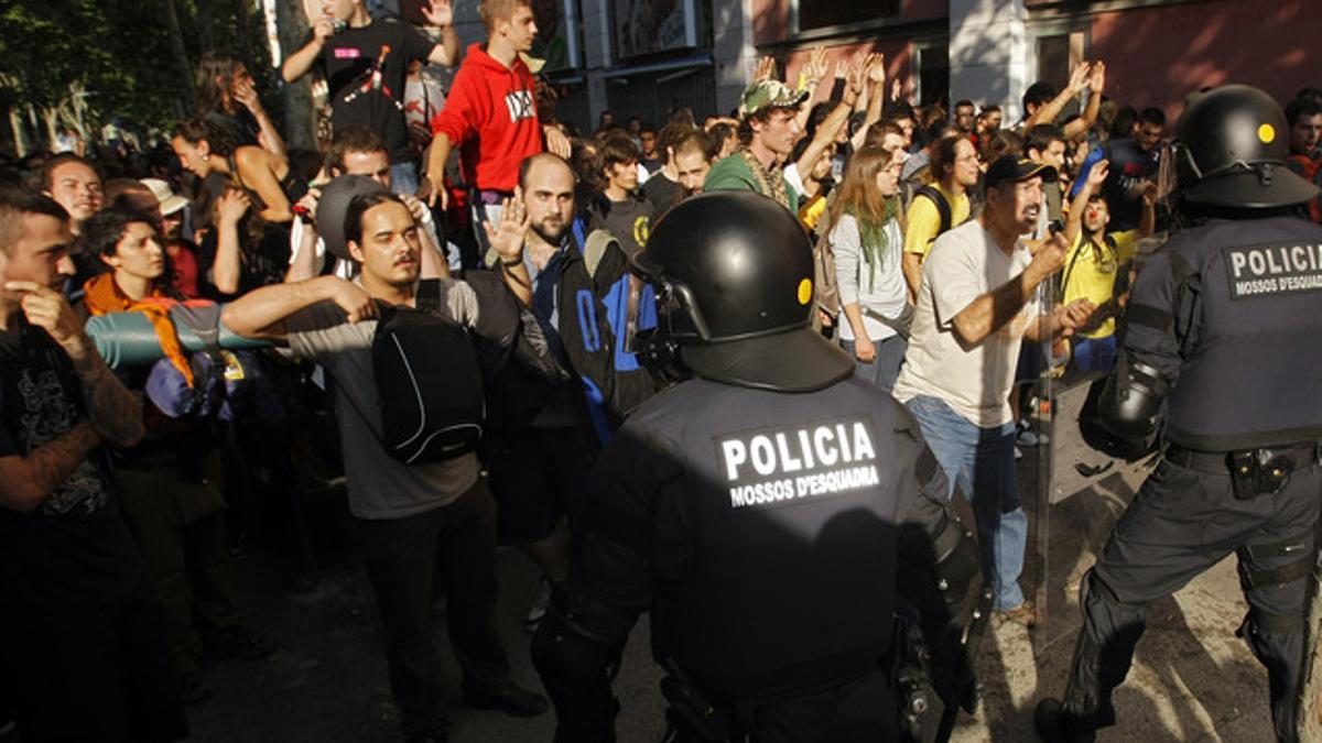 Los indignados se enfrentan con la policía en la Ciutadella.