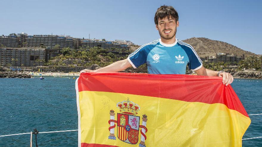 David Silva con una bandera de España en Anfi del Mar