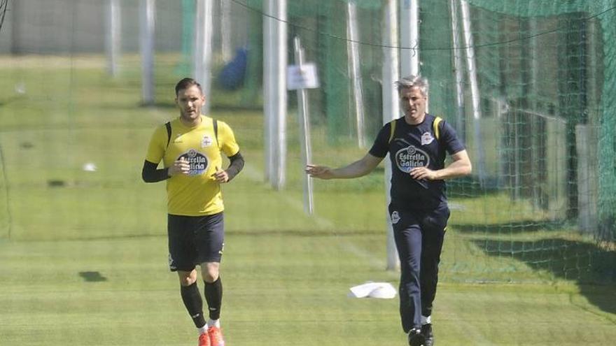 Lucas Pérez en el entrenamiento de ayer en Abegondo.