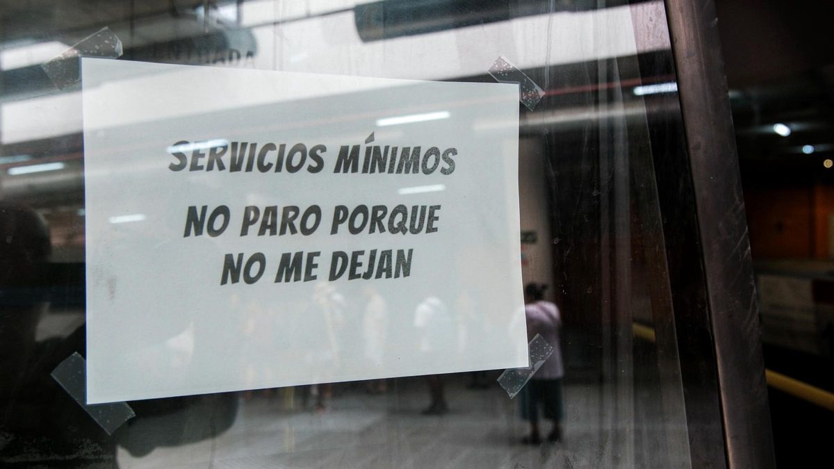 Un cartel de protesta en la estación de autobuses del Cetis.