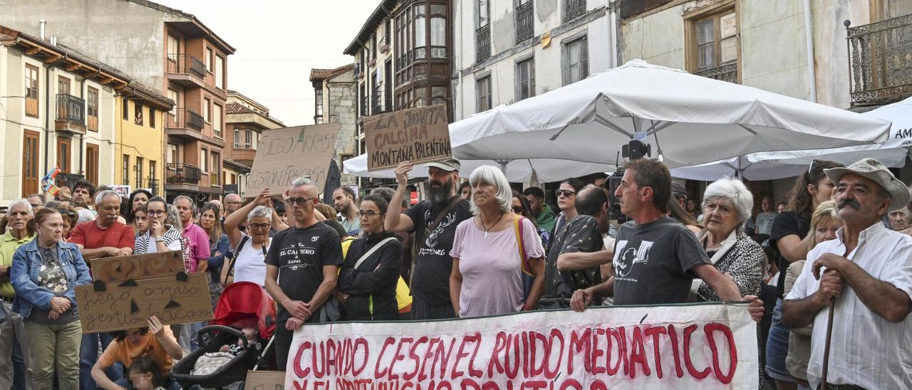 Protesta frente a las Cortes de Castilla y León, donde Mañueco explica su gestión de los incendios