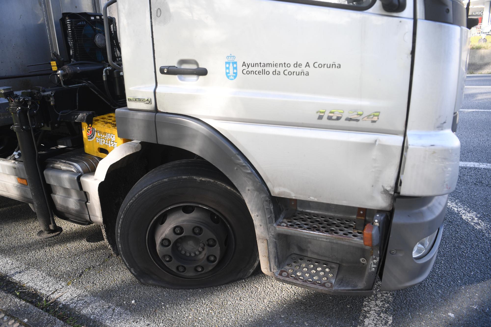 El Concello denuncia el "sabotaje" a al menos una veintena de camiones de la recogida de basura en A Coruña