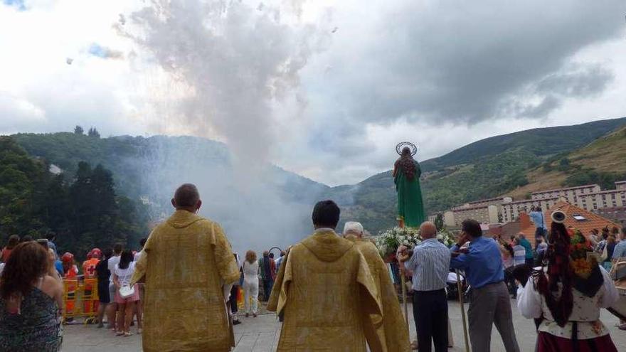 Descarga de voladores en honor de Santa María Magdalena en Cangas del Narcea el año pasado.