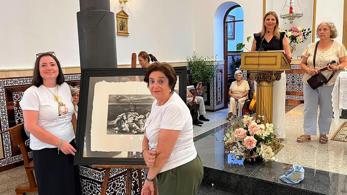 Acto de entrega del grabado de Eduardo Naranjo.