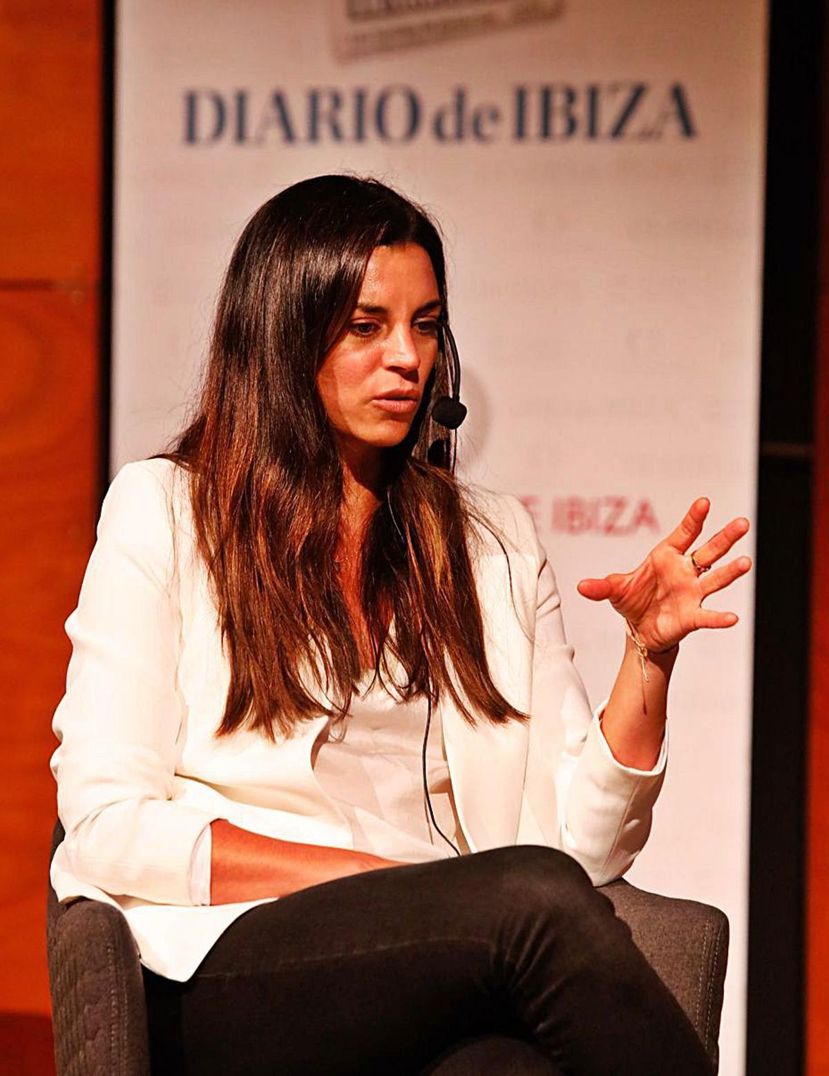 La preparadora física, durante su intervención. | J.A.RIERA
