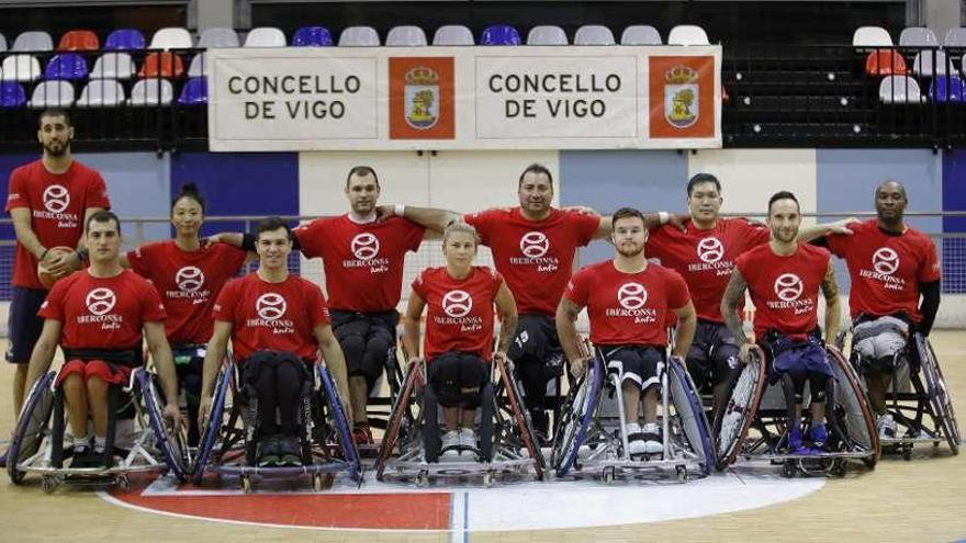 Los jugadores del Iberconsa Amfiv, junto a Pablo Alonso (de pie), segundo entrenador. // R. Grobas