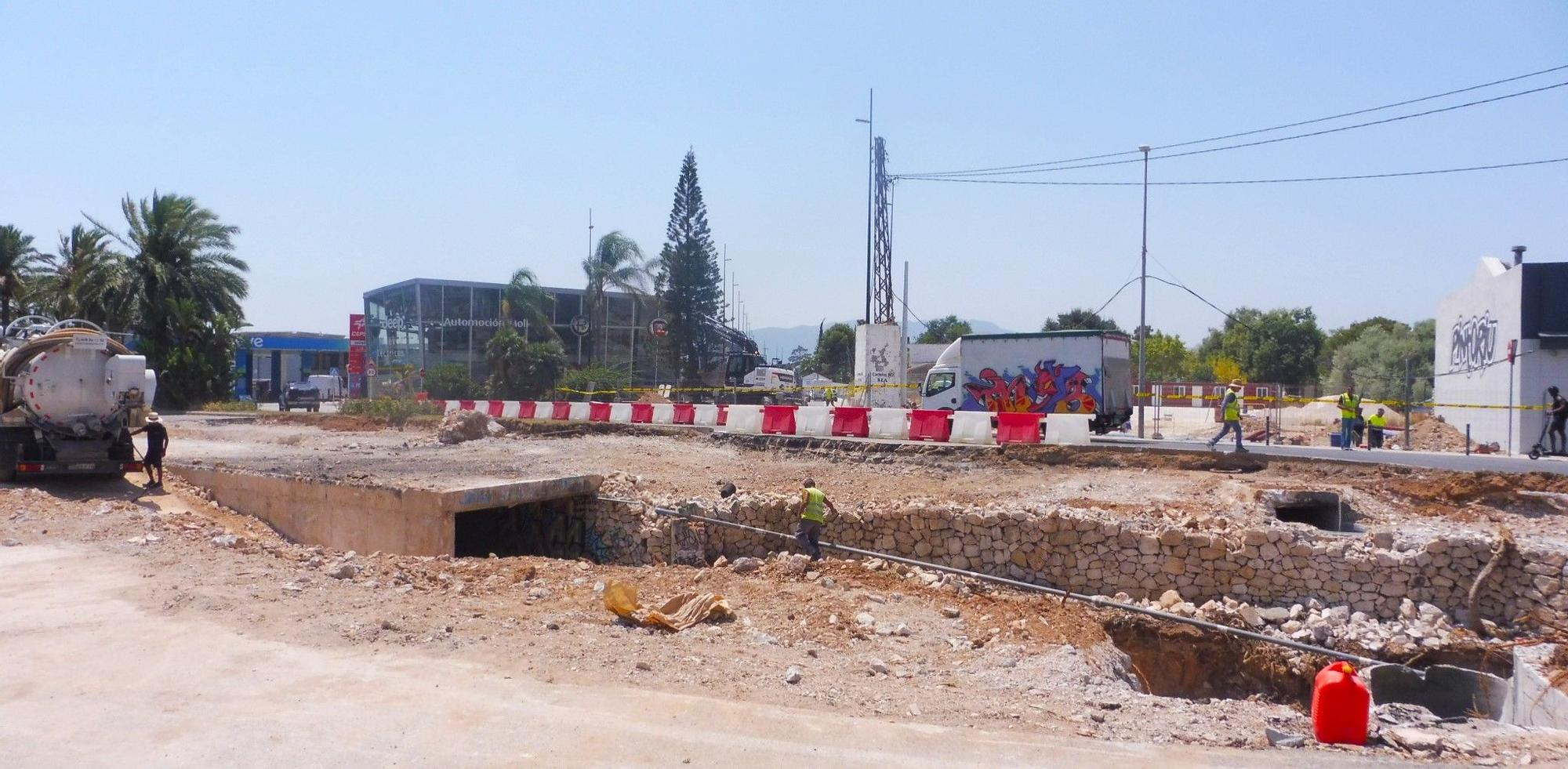 Obras en la rotonda de acceso sur, dentro del sector Sanxo Llop.