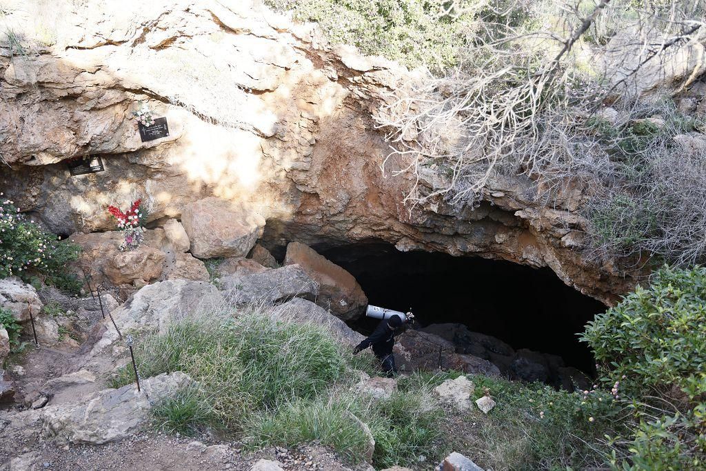 Buceadores en la Cueva del Agua, Isla Plana