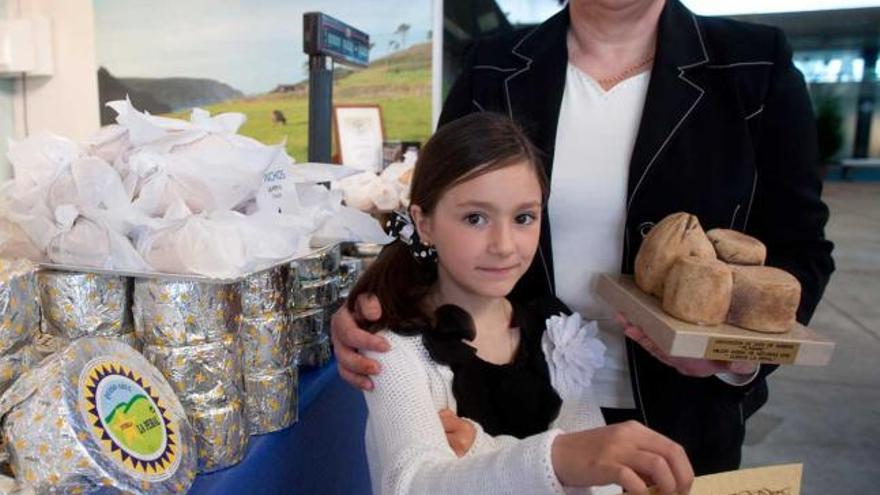 Esther Álvarez Bango, junto a su nieta Alba López, ayer, en el puesto de quesos La Peral en la feria de Avilés.