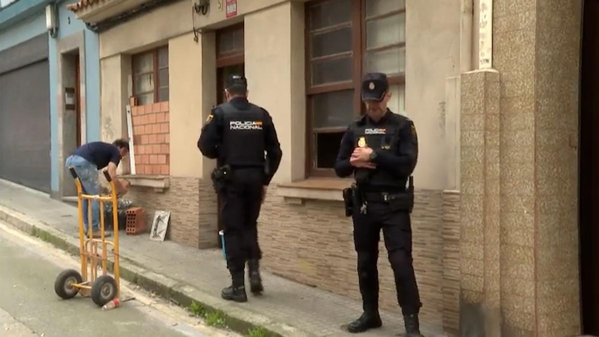 Un albañil tapia el narcopiso de Montealto, en A Coruña