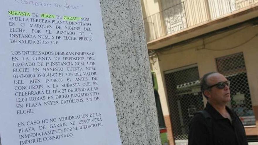 Un cartel colocado esta semana en la Plaça de Baix para anunciar una subasta y que la gente acuda