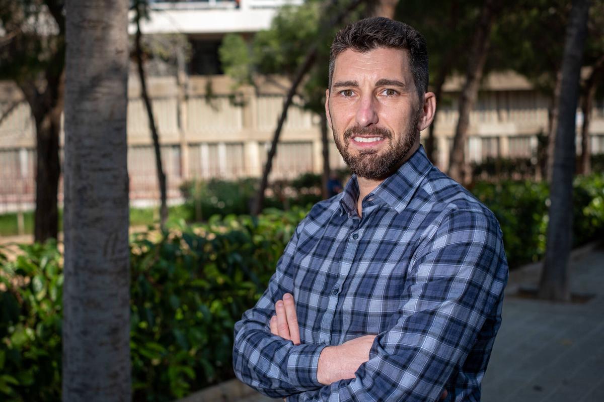 Oriol Mitjà, tras la entrevista, en Barcelona.