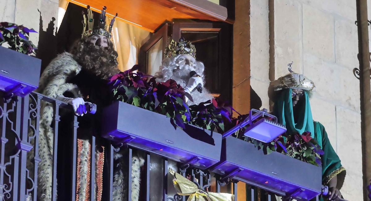 Los Reyes Magos se dirigen a los niños de Castelló desde el balcón del Ayuntamiento.