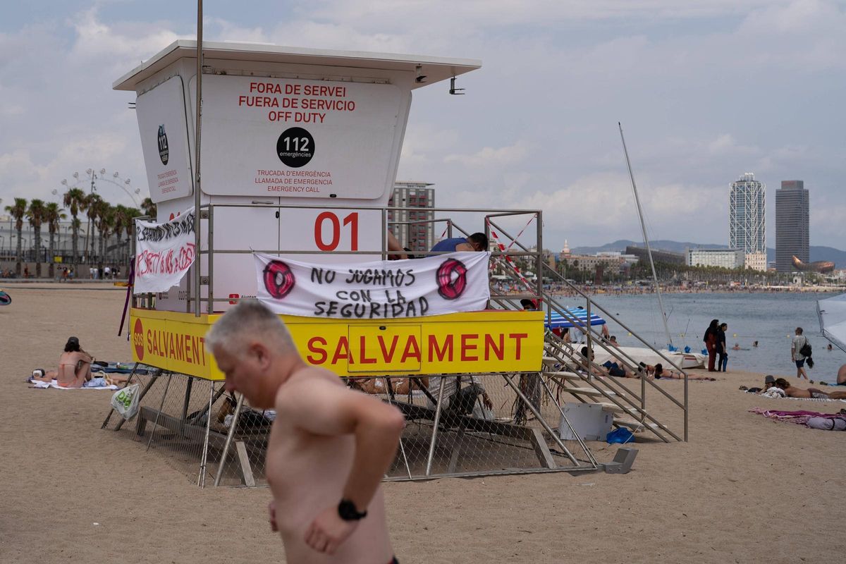 Un punto de vigilancia fuera de servicio durante la primera jornada de huelga de socorristas en las playas de Barcelona.
