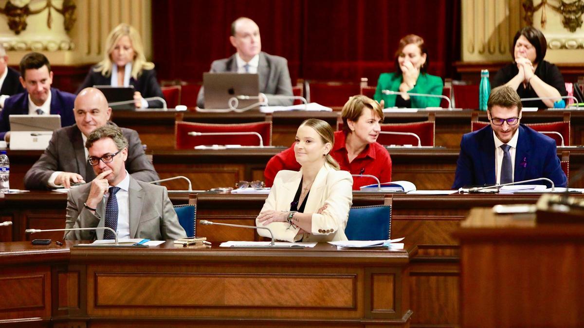 La presidenta del Govern, Marga Prohens, junto al portavoz Antoni Costa en el Parlament.