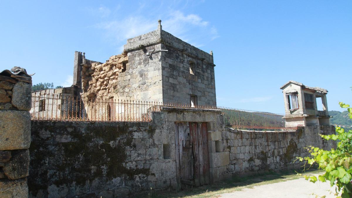 Entrada a la torre del Olivar, en Toén. // IÑAKI OSORIO