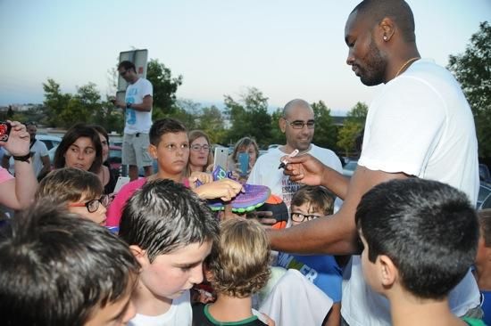 Ibaka signa un acord amb l''ICL per portar nens