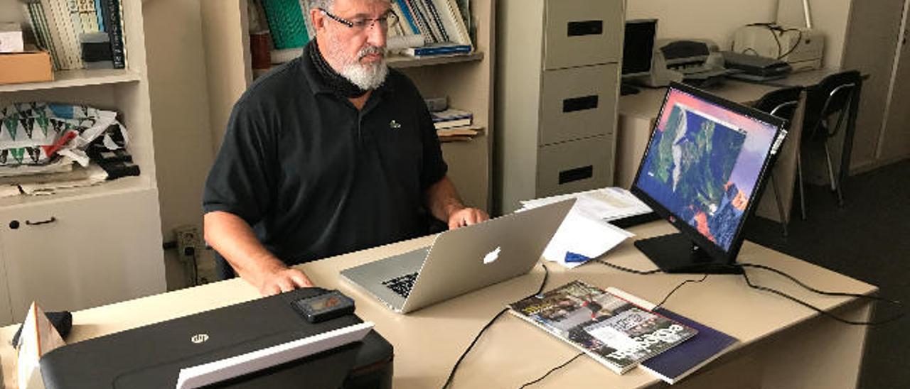 El profesor Agustín Naranjo, del Departamento de Geografía de la ULPGC, en su despacho.