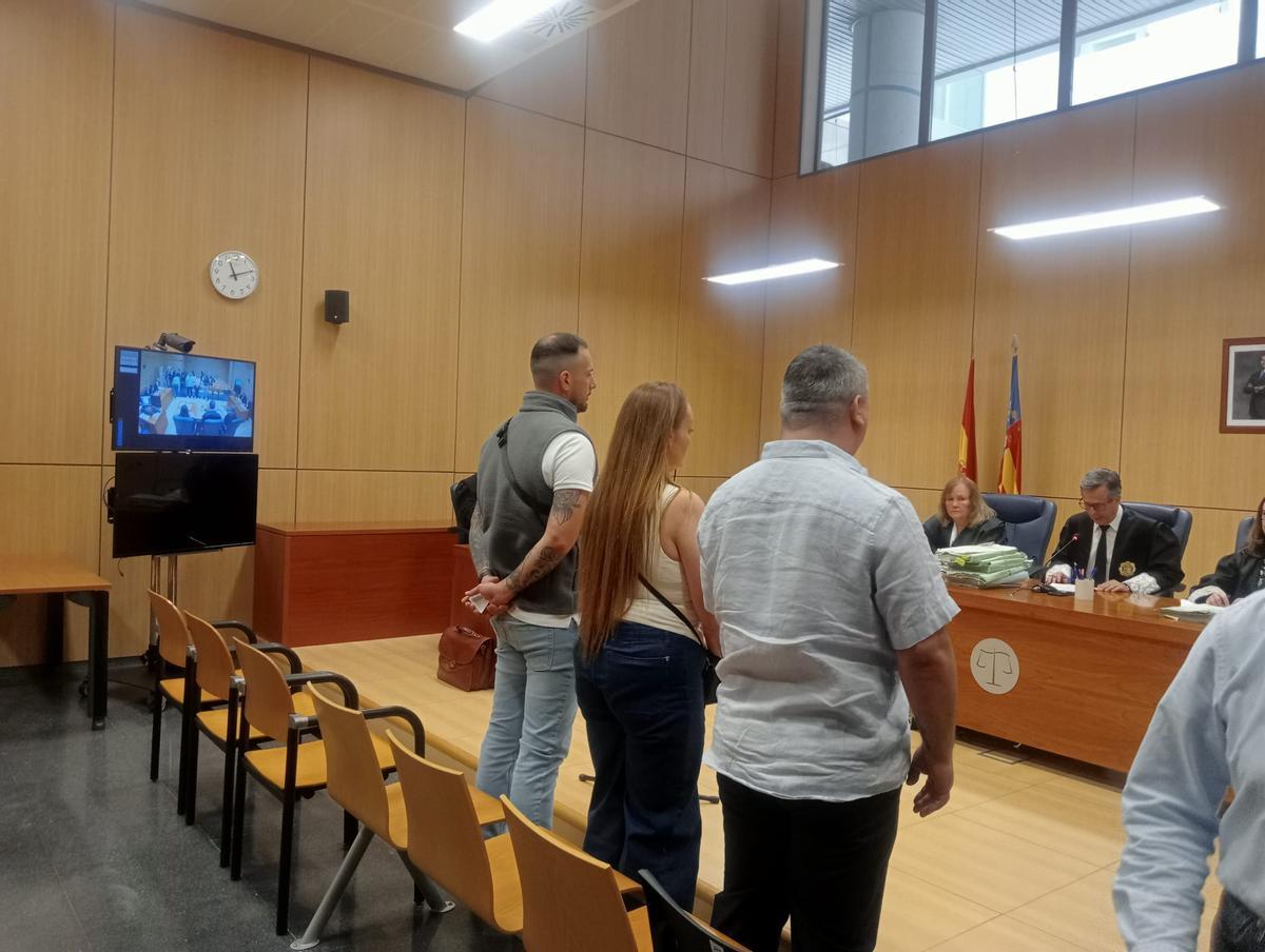 Los tres acusados, ayer, en el inicio del juicio por los hechos
