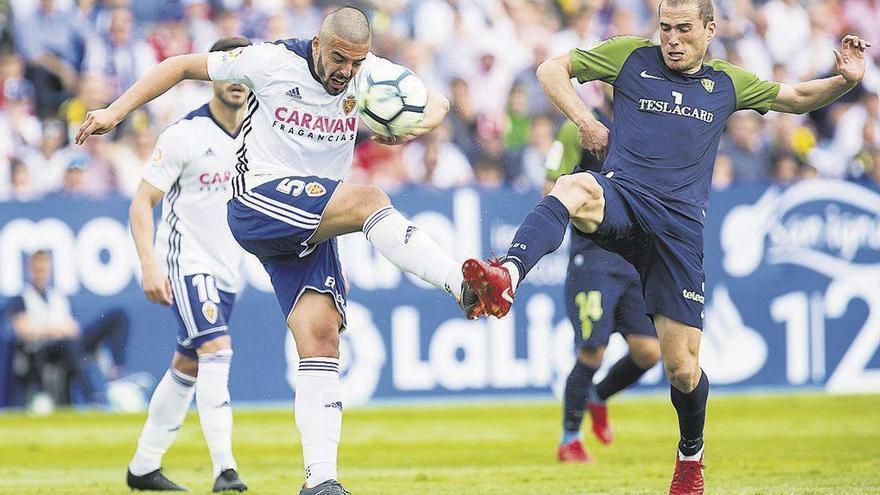 Bergantiños pugna por el balón con Verdasca.